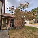 Centrally Located Houston Retreat! Sleeps 8, 10 Min To Downtown, Free Parking