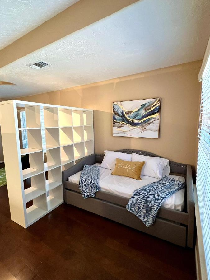 Centrally Located Retreat! Sleeps 8, 10 Min To Downtown, Free Parking *