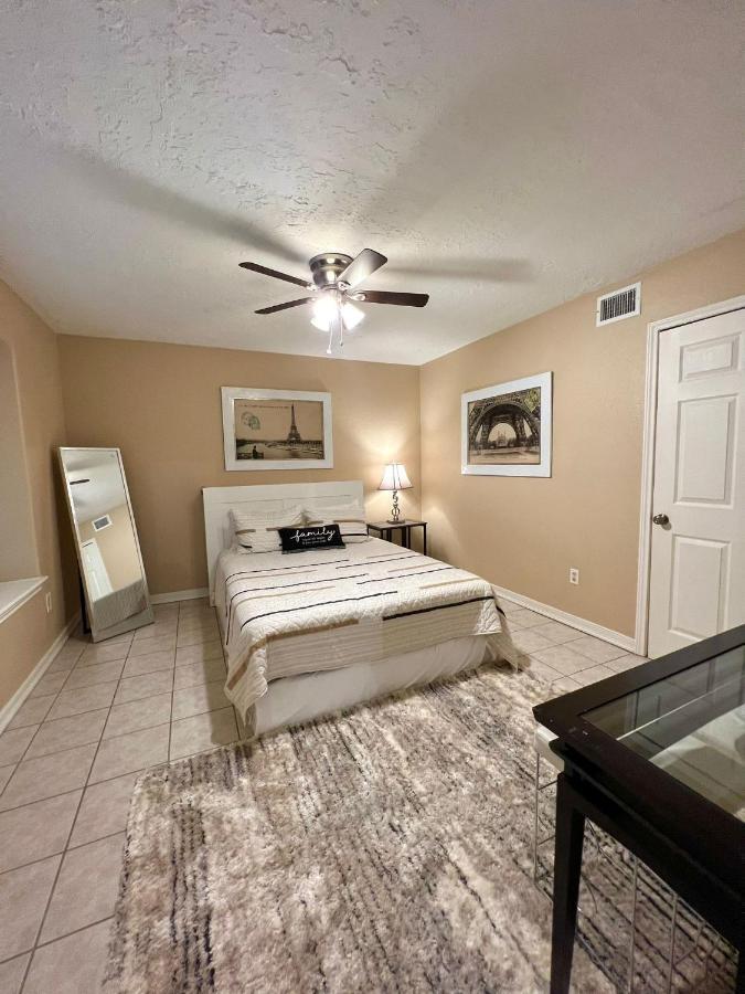 Daire Centrally Located Retreat! Sleeps 8, 10 Min To Downtown, Free Parking