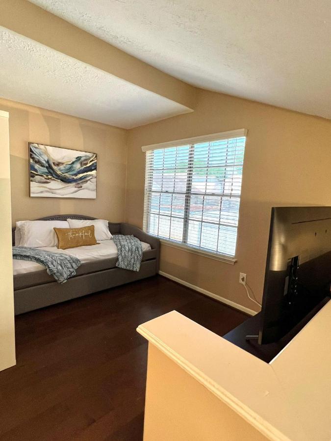 Centrally Located Retreat! Sleeps 8, 10 Min To Downtown, Free Parking Daire