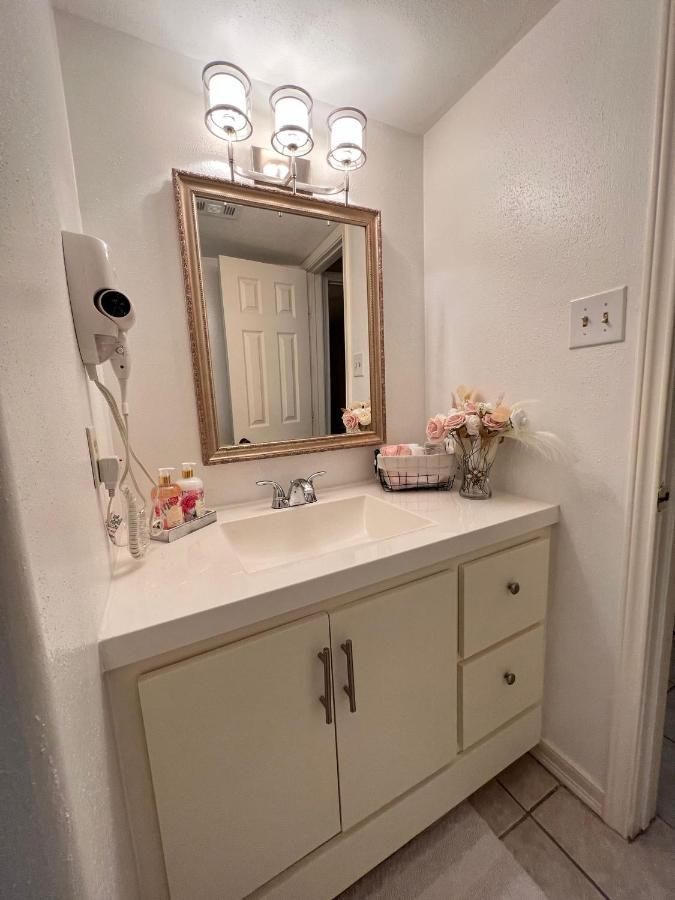 Centrally Located Retreat! Sleeps 8, 10 Min To Downtown, Free Parking Daire