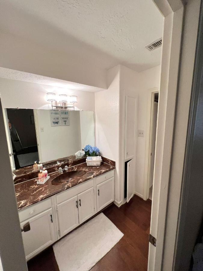 Centrally Located Retreat! Sleeps 8, 10 Min To Downtown, Free Parking Daire