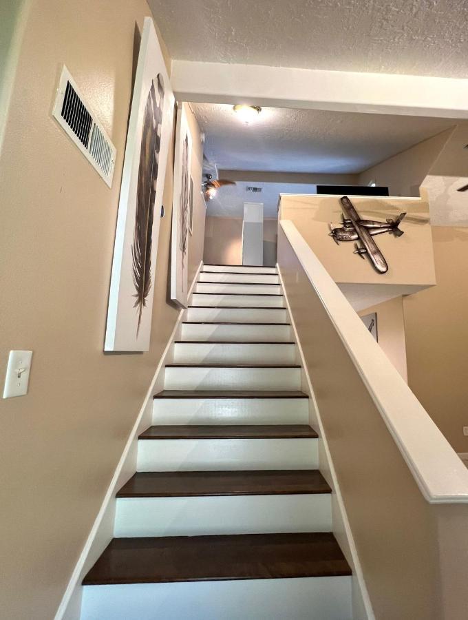 Centrally Located Retreat! Sleeps 8, 10 Min To Downtown, Free Parking Daire *