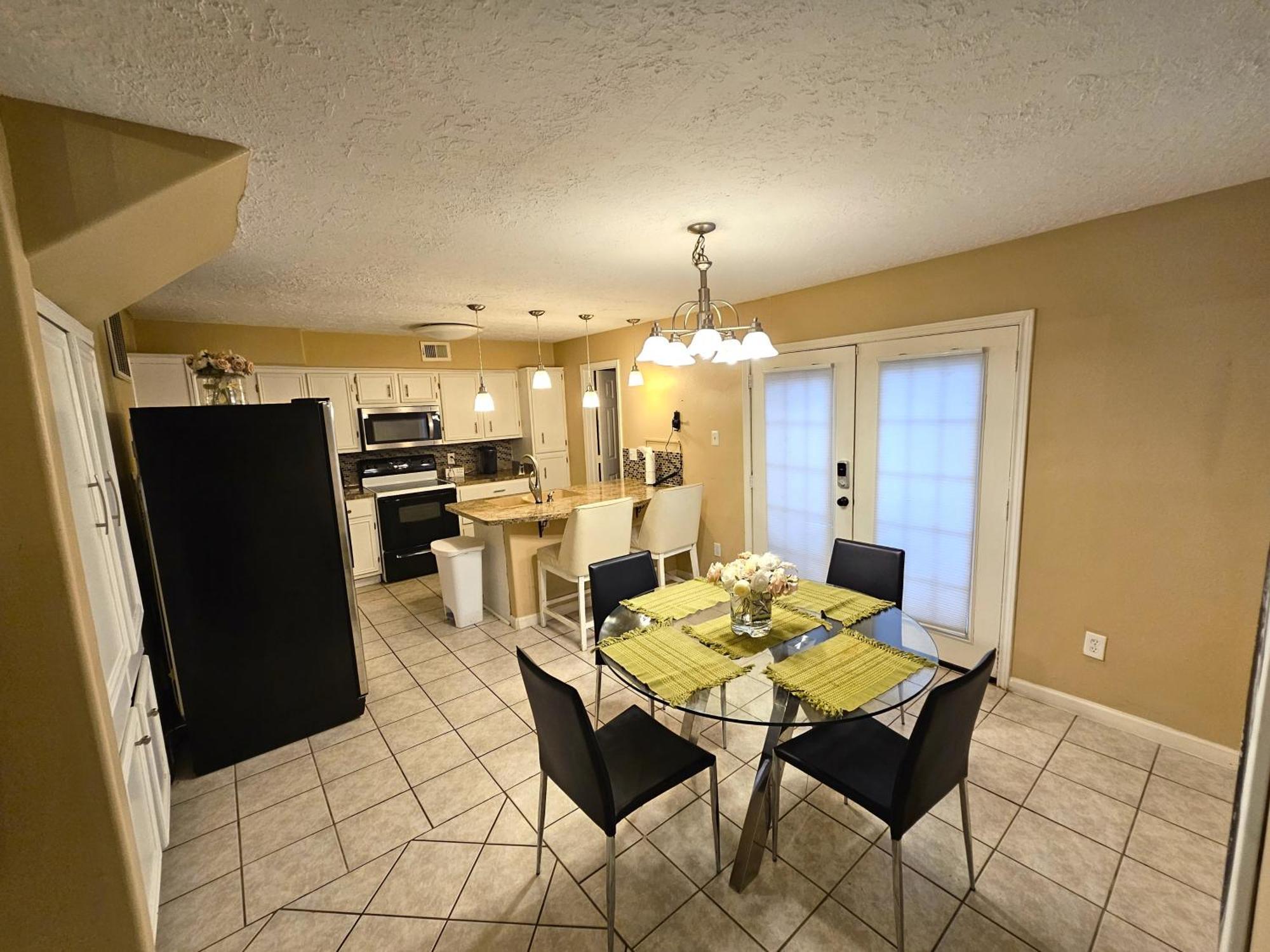 Centrally Located Retreat! Sleeps 8, 10 Min To Downtown, Free Parking